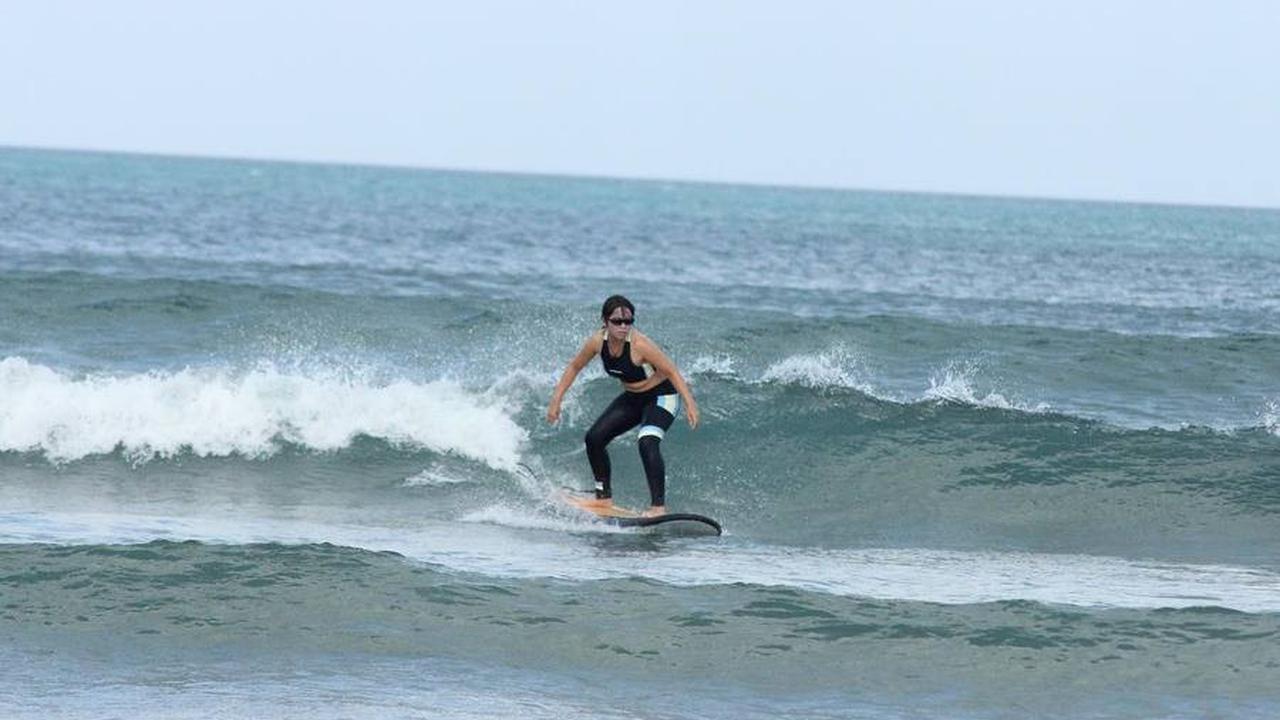 Ketika sedang surfing, Cinta tampak begitu keren.&nbsp;