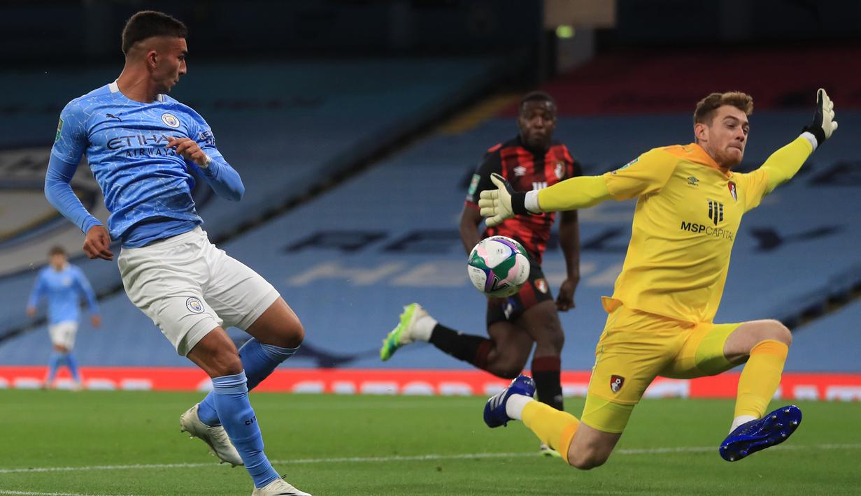 Gelandang Manchester City, Ferran Torres, berusaha mencetak gol ke gawang Bournemouth pada laga babak ketiga Piala Liga Inggris di Etihad Stadium, Jumat (25/9/2020) dini hari WIB. Manchester City menang 2-1 atas Bournemouth. (AFP/Mike Egerton/pool)