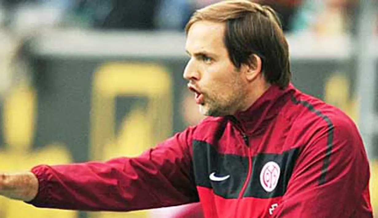 Gaya pelatih Mainz Thomas Tuchel dalam memberikan instruksi kepada para pemainnya di laga lanjutan Bundesliga melawan Wolfsburg di Wolfsburg, 28 Agustus 2010. AFP PHOTO / JOHN MACDOUGALL 
