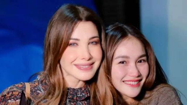 Potret Ayu Ting Ting Nyanyi Bareng Nancy Ajram