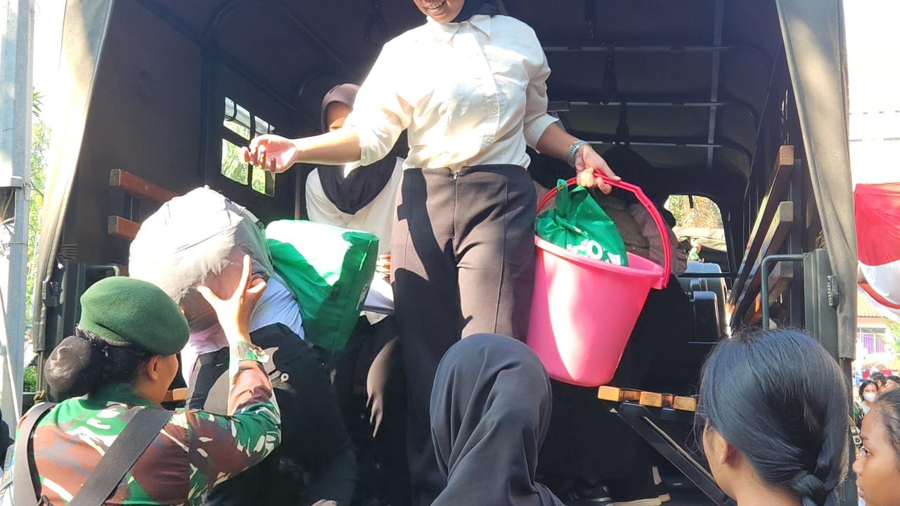 Pemerintah Kota Depok saat memberangkatkan anak mengikuti pendidikan militer ke Markas Divisi 1 Kostrad, Depok. (Liputan6.com/Dicky Agung Prihanto)