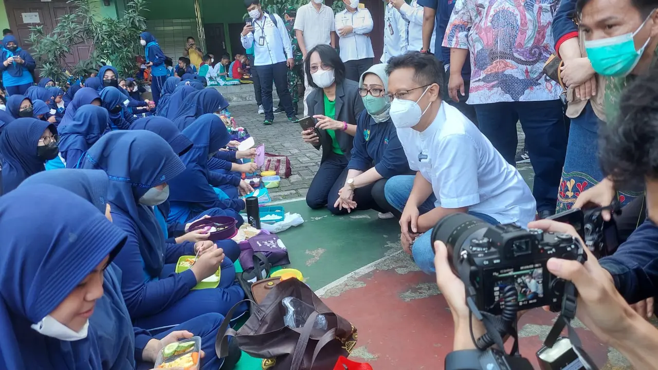 Menteri Kesehatan (Menkes) Republik Indonesia, Budi Gunadi Sadikin pada Kamis, 22 Juli 2022 mengunjungi sejumlah sekolah yang berada di kawasan Kabupaten Bogor, Jawa Barat.