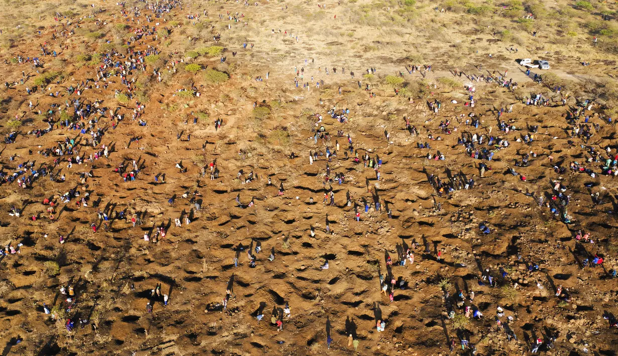 Pemandangan dari udara warga menggali tanah saat mencari batu yang diyakini berlian setelah penemuan batu misterius di Desa KwaHlathi, luar Ladysmith, Provinsi KwaZulu-Natal, Afrika Selatan (15/6/2021). (AFP/Phill Magakoe)