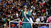 Miss Universe 2015, Pia Alonzo Wurtzbach   menyapa para penggemarnya di jalanan  Manila, Filpina, (25/1). Filpina kembali memenangkan Miss Universe setelah empat dekakde terakhir.  (REUTERS / Erik De Castro)