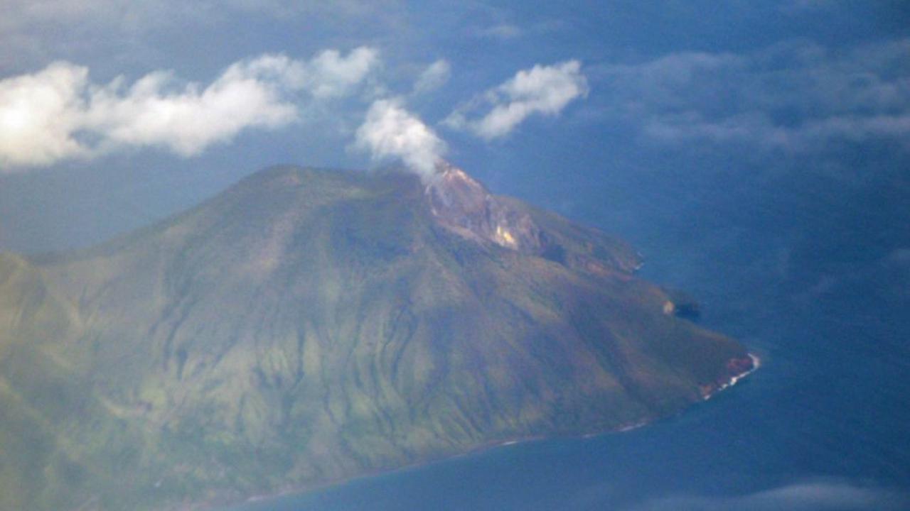 Panorama Gunung Iya dari atas dalam perjalanan penerbangan pesawat dari Denpasar ke Dini.
