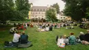 Warga menikmati konser yang diselenggarakan oleh Beethoven Orchestra Bonn di lapangan rumput sebuah taman di Bonn, Jerman, pada 28 Juni 2020. Penyelenggara menyediakan alas piknik bagi para audiens agar tetap menjaga jarak fisik di tengah kekhawatiran penyebaran COVID-19. (Xinhua/Tang Ying)