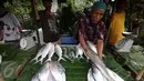 Pedagang memperlihatkan ikan bandeng berukuran besar, Rawabelong, Jakarta, Jumat (5/2/2016). Pedagang mengaku permintaan ikan bandeng melonjak menjelang perayaan Imlek. (Liputan6.com/Angga Yuniar) 