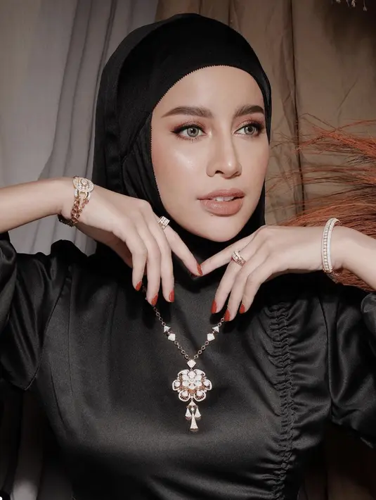 Selain itu, one tone makeup juga bisa jadi inspirasi yang patut dicoba. Warna lipstik dan area mata yang senada menghadirkan kesempurnaan tampilan tersendiri saat digunakan. [Foto: Instagram/ Aghnia]
