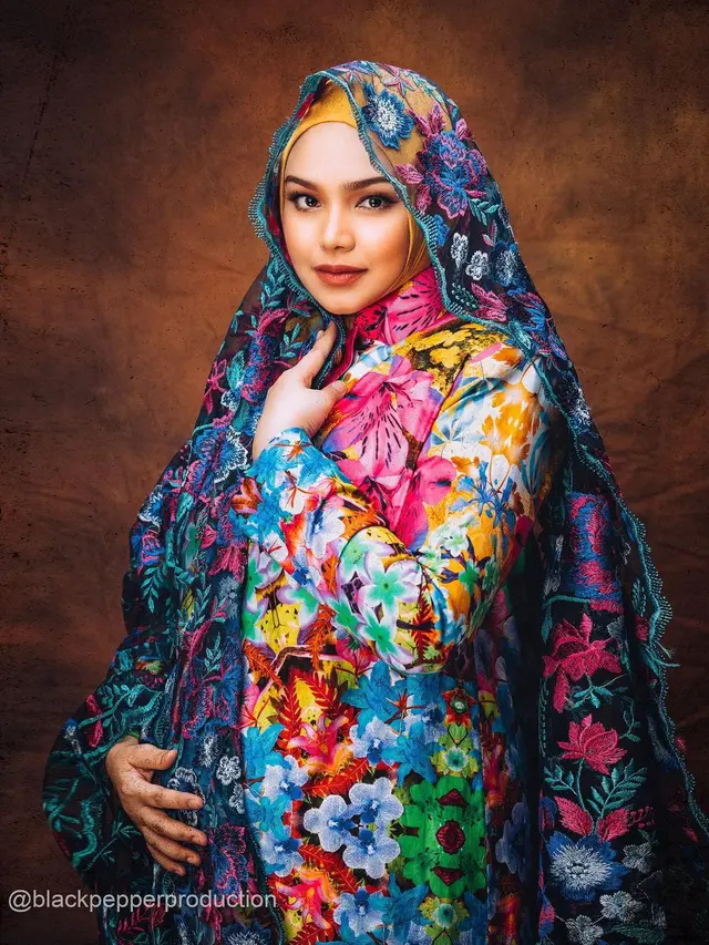 Hamil Anak Kedua, Ini 6 Maternity Shoot Siti Nurhaliza yang Menawan. (Sumber: Instagram/@blackpepperproduction)