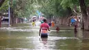 LSM World Vision mengatakan banjir yang terjadi saat ini telah menghancurkan rumah-rumah, sekolah-sekolah, dan jalan-jalan. Hal ini meninggalkan anak-anak tanpa kebutuhan dasar seperti tempat tinggal, makanan, dan air minum. (AP Photo)