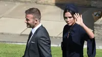 Istri mantan pemain sepak bola Inggris David Beckham, Victoria Beckham melambaikan tangan saat menghadiri pernikahan Pangeran Harry dan Meghan Markle di St. George's Chapel, Kastil Windsor, Inggris, Sabtu (19/5). (ANDREW MILLIGAN/POOL/AFP)