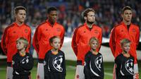 BELA - Daley Blind membela pelatih Timnas Belanda yang juga merupakan ayahnya, Danny Blind, dari hujatan. (Reuters / Carl Recine)