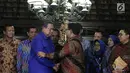 Ketua Umum Partai Demokrat Susilo Bambang Yudhoyono dan Ketum Partai Gerindra Prabowo Subianto berjabat tangan usai memberikan keterangan pers di Kediaman SBY di Cikeas, Bogor, Kamis (27/7). (Liputan6.com/Herman Zakharia)