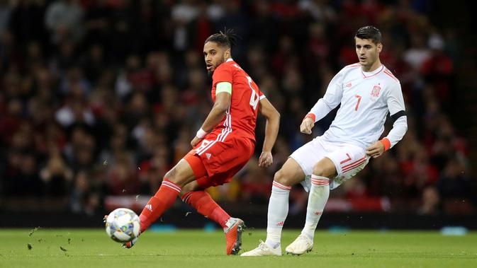 Pemain Wales, Ashley Williams berebut bola dengan striker Spanyol, Alvaro Morata saat bertanding pada uji coba internasional di Stadion Principality, Cardiff, Inggris (11/10). Spanyol menang telak 4-1 atas Wales. (AP Photo/Nick Potts)