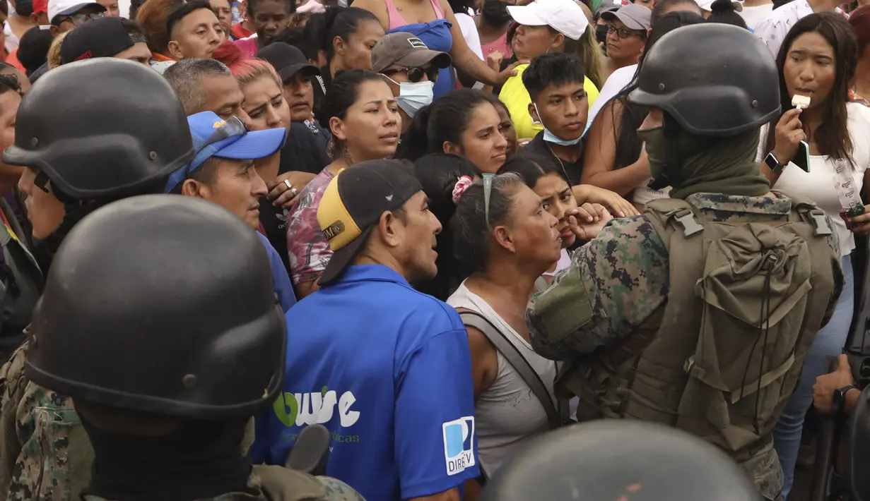 Sementara itu, di kota Guayaquil, bentrokan antara geng-geng yang saling bersaing di dalam penjara Litoral - penjara terbesar di negara itu - pada akhir pekan lalu menewaskan sedikitnya enam orang dan melukai 11 lainnya. (AP Photo/Cesar Munoz)