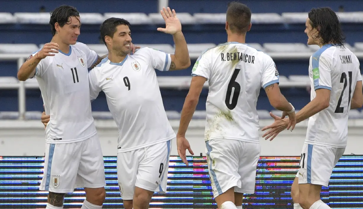 Pemain Uruguay merayakan gol yang dicetak Luis Suarez ke gawang Kolombia pada laga kualifikasi Piala Dunia 2022 zona CONMEBOL di Estadio Metropolitano Roberto Melendez, Sabut (14/11/2020) dini hari WIB. Uruguay menang 3-0 atas Kolombia. (AFP/Raul Arboleda)
