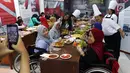 Komunitas penyandang disabilitas, down syndrome, dan rungu wicara berpose untu foto saat mengikuti program kreativitas menghias Bekal Nusantara di Museum Naskah Proklamasi, Jakarta, Sabtu (14/9/2019). Kegiatan ini untuk menjadi wadah kreativitas sekaligus edukasi sejarah. (Liputan6.com/JohanTallo)