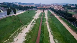 Foto udara pagi pada 30 Maret 2020, Circus Maximus, stadion balap kereta dan tempat hiburan massal, yang sepi selama penerapan lockdown di Roma. Roma menjelma bak kota mati pasca pemerintah Italia memberlakukan aturan lockdown untuk mencegah penyebaran virus corona. (Elio CASTORIA/AFP)