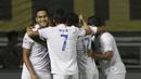 Pemain Arema FC merayakan kemenangan atas Tira Persikabo pada laga Shopee Liga 1 di Stadion Pakansari, Bogor, Senin, (2/3/2020). Tira Persikabo takluk 0-2 dari Arema FC. (Bola.com/M Iqbal Ichsan)