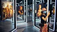 Seorang pengunjung mengabadikan gambar dalam sebuah pameran seni bertajuk Tribute to da Vinci yang digelar di gedung Changsha IFS, Changsha, Provinsi Hunan, China, Senin (4/5/2020). (Xinhua/Chen Sihan)