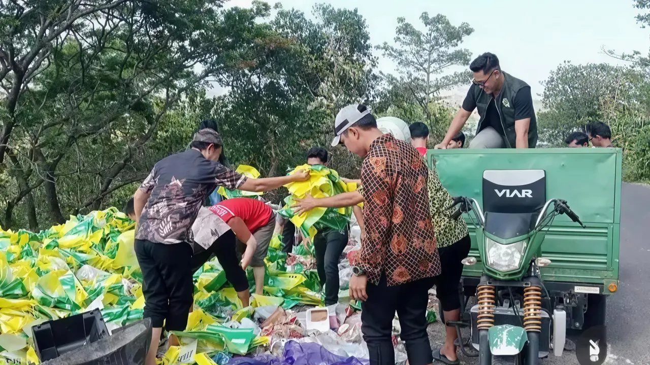 Karung Bekas SPHP Berserakan di Kota Parepare, Sulawesi Selatan