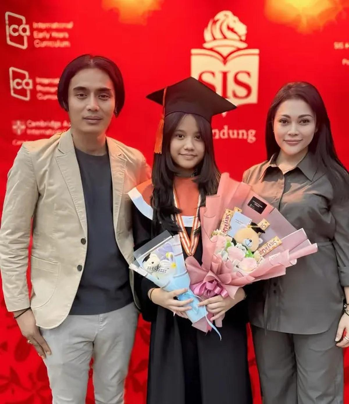 Potret Kelulusan Anak Charly Van Houten, Momen Manis yang Curi Perhatian