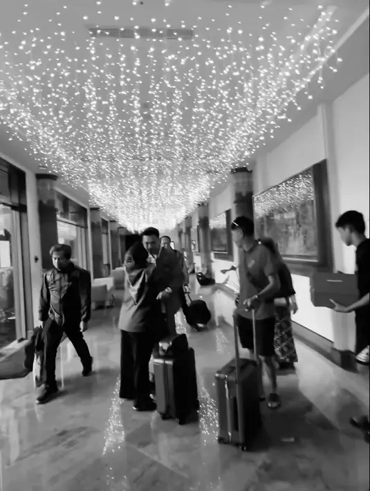 "Hari ini 20 Desember 2023, Witan harus berangkat ke Turki dan tinggalkan Ima sama baby disini 🥺Ima sedih, sedih sekali. Seandainya Witan punya pilihan Ima yakin Witan tidak akan tinggalkan Ima sama baby disini," tulis rismahanisulaiman_ sebagai caption video perpisahannya. [Instagram/rismahanisulaiman_]