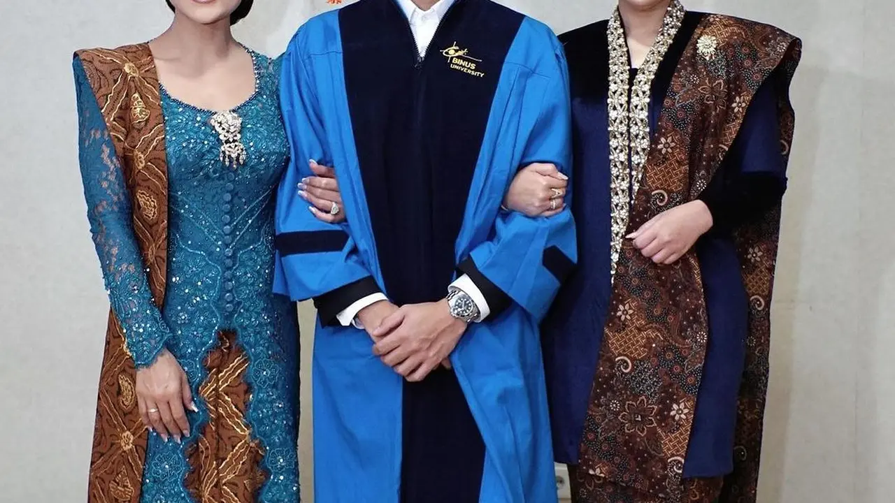 Gaya Kompak Ashanty dan Krisdayanti yang Sama-Sama Terlihat Ningrat Kenakan Kebaya Jawa di Wisuda Azriel Hermansyah