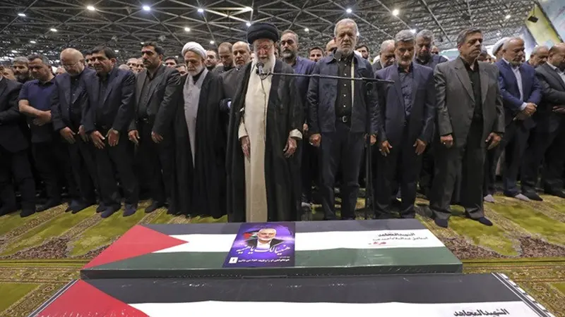 Pemimpin tertinggi Iran Ayatullah Ali Khamenei memimpin pelaksanaan salat jenazah bagi pemimpin Hamas Ismail Haniyeh yang tewas dibunuh pada Rabu (31/7/2024) di Teheran.