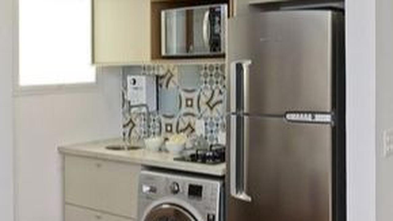 4. Dapur dengan Meja Cuci Baju Multifungsi