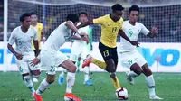 Pemain Timnas Malaysia, Mohamadou Sumareh (13), dikepung pemain Timnas Indonesia dalam laga Grup G kualifikasi Piala Dunia 2022 zona Asia di Stadion Nasional, Bukit Jalil (19/11/2019). (AFP/Kamarul Akhir))