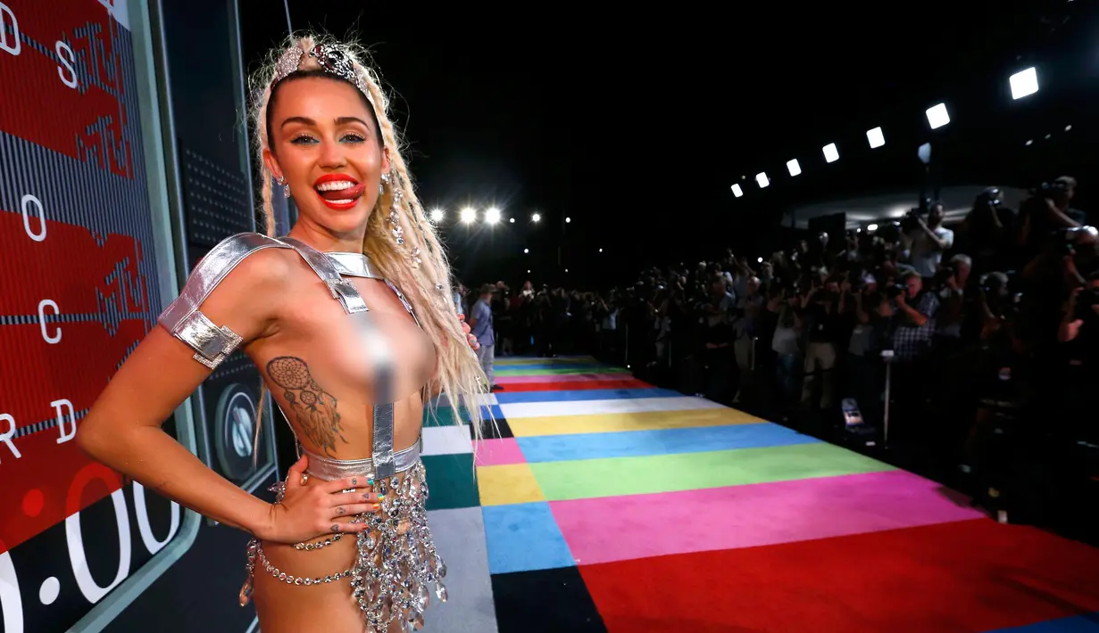 Miley Cyrus saat tiba untuk menghadiri ajang bergengsi MTV VMA 2015 yang digelar di Microsoft Theatre, Los Angeles, California, AS (30/8/2015). (REUTERS/ Mario Anzuoni)
