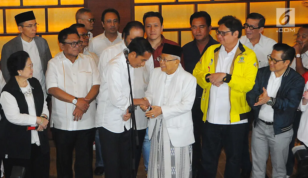 Capres-cawapres 01 Joko Widodo dan Ma'ruf Amin bersalaman saat konferensi pers di Jakarta, Rabu (17/4). Meskipun Jokowi-Ma'ruf unggul dalam hitungan cepat namun Jokowi meminta pendukungnya tetap menunggu penghitungan resmi KPU atas hasil perolehan suara Pilpres 2019. (Liputan6.com/Angga Yuniar)