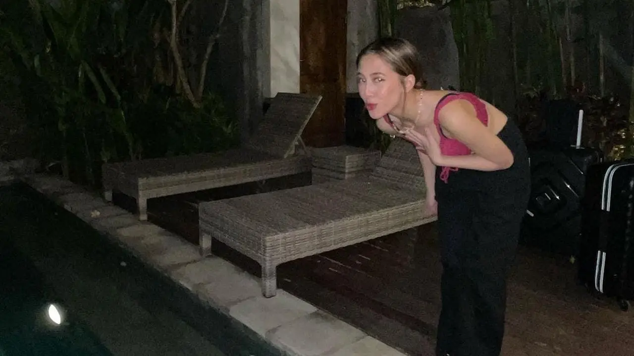 Adhisty Zara gunakan pakaian bikini di Bali