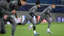 Penyerang PSG, Neymar dan Kylian Mbappe melakukan pemanasan saat ambil bagian dalam sesi latihan di Leipzig, Jerman timur (2/11/2021). PSG akan bertanding melawan RB Leipzig pada Grup A Liga Champions di RB Arena. (AFP/Franck Fife)