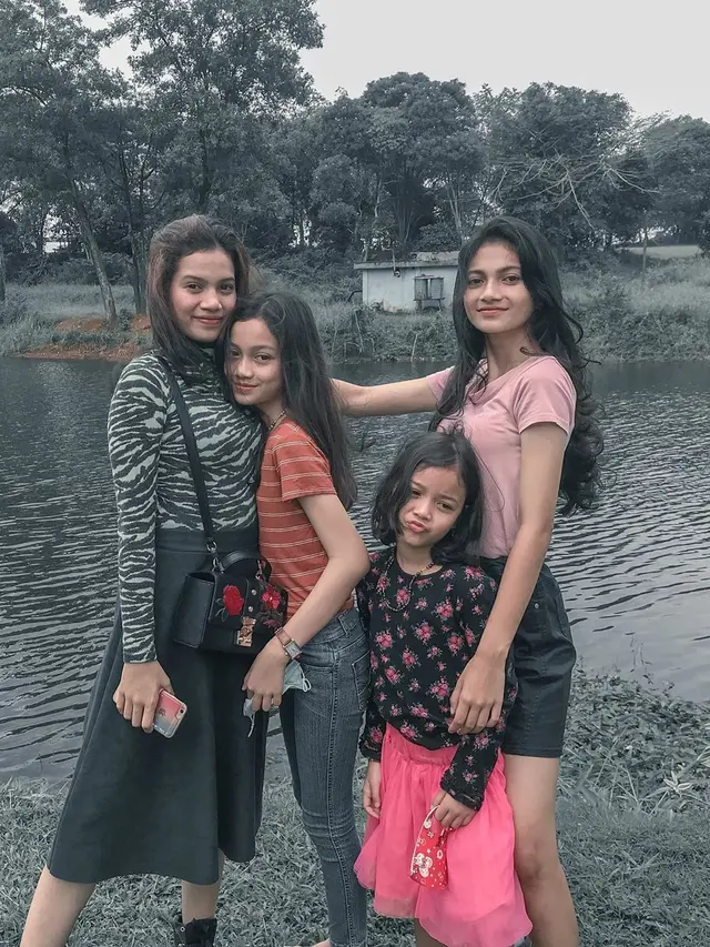 6 Potret Kompak Ratu Sofya 'Dari Jendela SMP' dan Kakaknya, Bak Anak Kembar