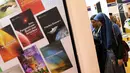 Pengunjung melihat-lihat buku pada gelaran Indonesia International Book Faor 2018 di Jakarta Convention Center, Minggu (16/9). Selain itu, pihak panitia juga menggelar beberapa peluncuran dan bedah buku. (Liputan6.com/Helmi Fithriansyah)