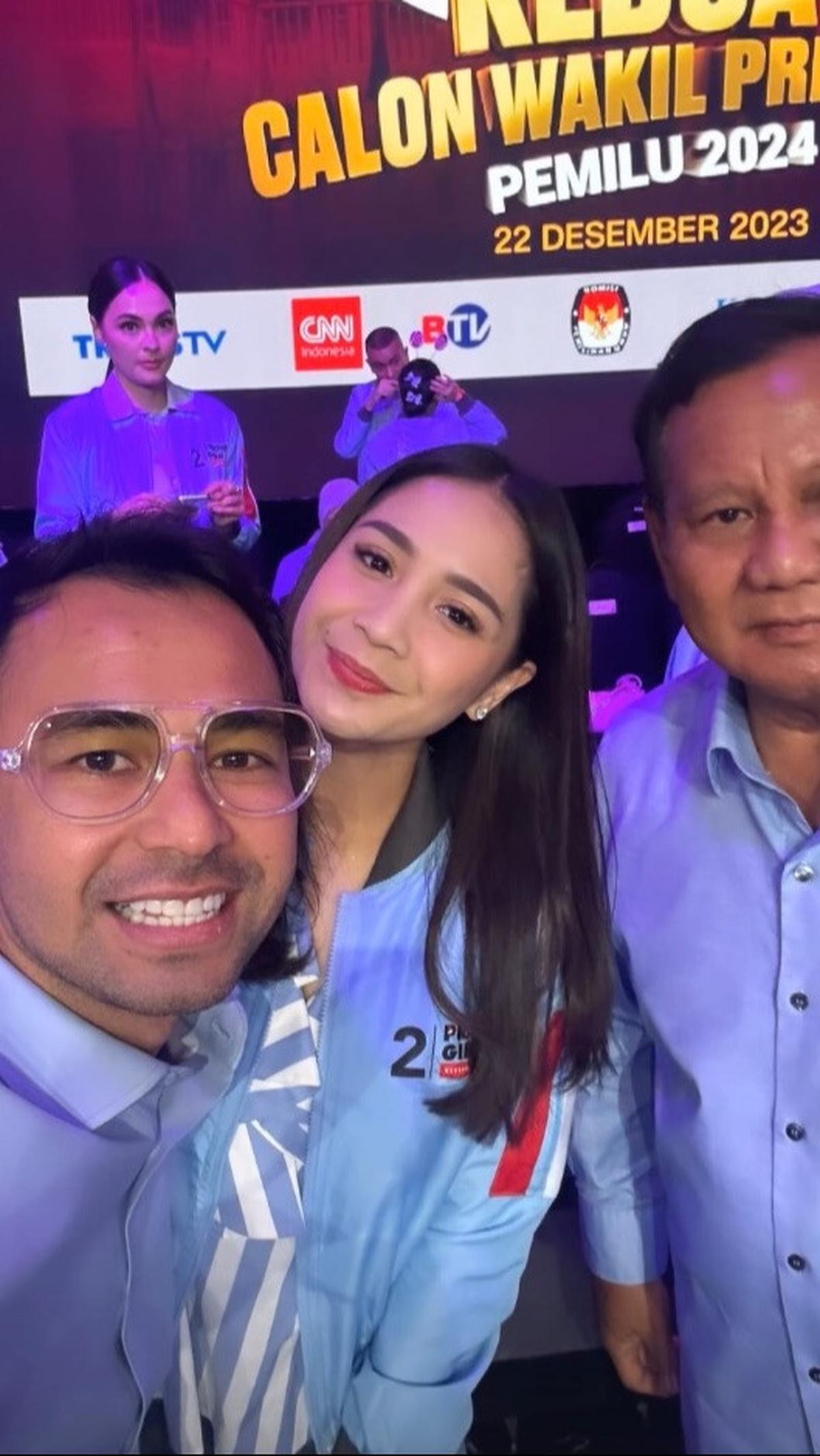 Raffi Ahmad dan Nagita Slavina hadir di acara Debat Cawapres 2024. Ia memberikan dukungan ke Prabowo dan Gibran. Bahkan pasangan ini ikut tampil saat paslon nomor 2 melakukan konferensi pers.&nbsp;