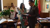Gubernur Jawa Barat Ridwan Kamil memberikan cinderamata kepada Wali Kota Assisi Stefania Proietti, Sabtu (21/5/2022).