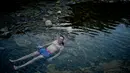Seorang pria berendam sambil menikmati pemandian air panas alami Sungai Cidaco dengan suhu 52 Celcius saat pagi musim dingin di desa kecil Arnedillo, Spanyol utara, 29 Desember 2018. (AP Photo/Alvaro Barrientos)