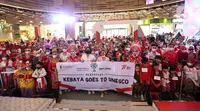 Sejumlah penari dari Yayasan Belantara Budaya Indonesia membentangkan spanduk usai  flashmob tarian daerah dalam acara bertemakan "Tunjukkan Indonesiamu" di Jakarta, Rabu (17/8/2022). Sebanyak 277 penari berkebaya merah putih menampilkan 17 tarian daerah yang bertujuan untuk  memperingati Hari Kemerdekaan ke-77 RI sekaligus sebagai bentuk gerakan dukungan Kebaya Goes to UNESCO.  (Liputan6.com/Johan Tallo)