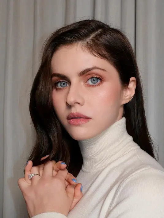 <p>Alexandra Daddario adalah aktris cantik Hollywood yang terkenal dengan mata birunya yang indah. (Instagram/alexandradaddario)</p>