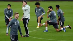 Pelatih Jerman Joachim Loew (ketiga kiri) dan para pemainnya menghadiri sesi latihan di stadion La Cartuja di Seville (17/11/2020). Jerman akan bertanding melawan Spanyol pada Matchday 6 UEFA Nations League 2020 di Estadio La Cartuja de Sevilla. (AFP/Cristina Quicler)
