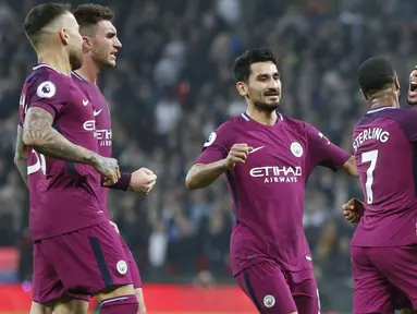 Ekspresi para pemain Manchester City saaat merayakan gol Gabriel Jesus pada lanjutan Premier League di Wembley Stadium, (14/4/2018). Manchester City menang 3-1. (AP/Frank Augstein)
