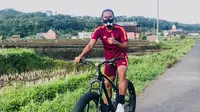 Usir Bosan, Kiper Persita Rutin Bersepeda Lintasi Area Persawahan di Malang