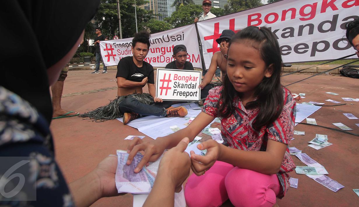 Sejumlah mahasiswa menggelar aksi teaterikal Skandal Freeport di bundaran Patung Kuda, Jakarta, Minggu (27/12/2015). Aksi tersebut sebagai bentuk sindiran kepada pemerintah terkait kasus Freeport. (Liputan6.com/Angga Yuniar)