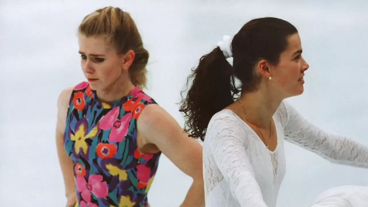 Tonya Harding dan Nancy Kerrigan saat sesi latihan di Lillehammer pada tahun 1994