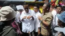 Jokowi terlihat geli dan jijik terhadap makanan ekstrim khas manado itu. Ia pun menolak untuk membeli dengan sopan, Sulawesi Utara, Sabtu (10/5/2014) (Liputan6.com/Herman Zakharia).