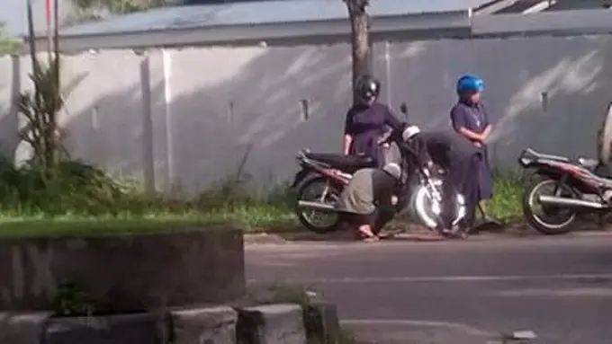 [Bintang] Motor Mogok, 2 Biarawati Ini Ditolong 2 Ustaz