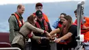 Ekspresi Kate Middleton dan sang suami, Pangeran William saat berhasil menangkap kepiting besar saat memancing bersama di Haida Gwaii, Kanada, (30/9). (REUTERS/Chris Wattie)